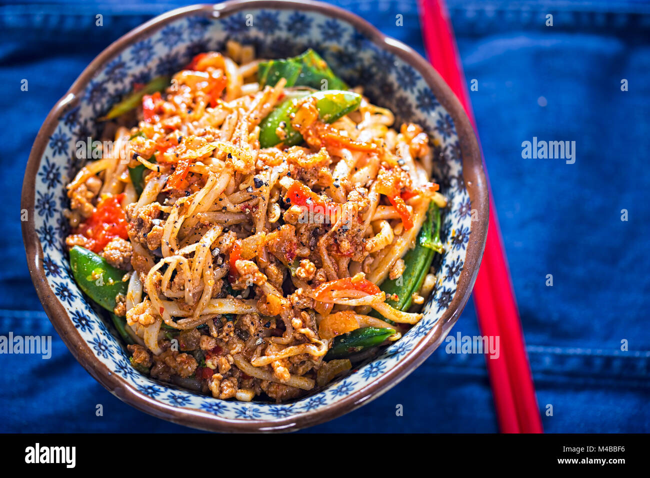 Sichuan spicy Schweinefleisch Nudeln mit Sojasprossen, Zuckerschoten und Eiche Choi Stockfoto