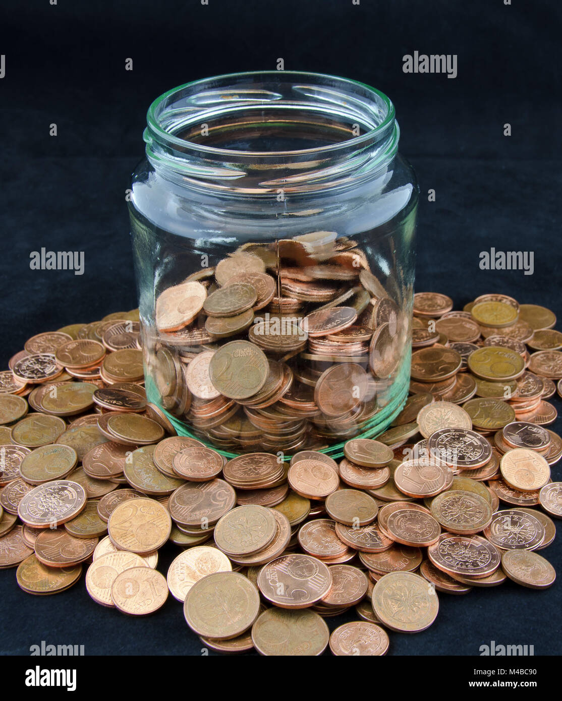 Marmeladenglas mit Cent Münzen Stockfoto