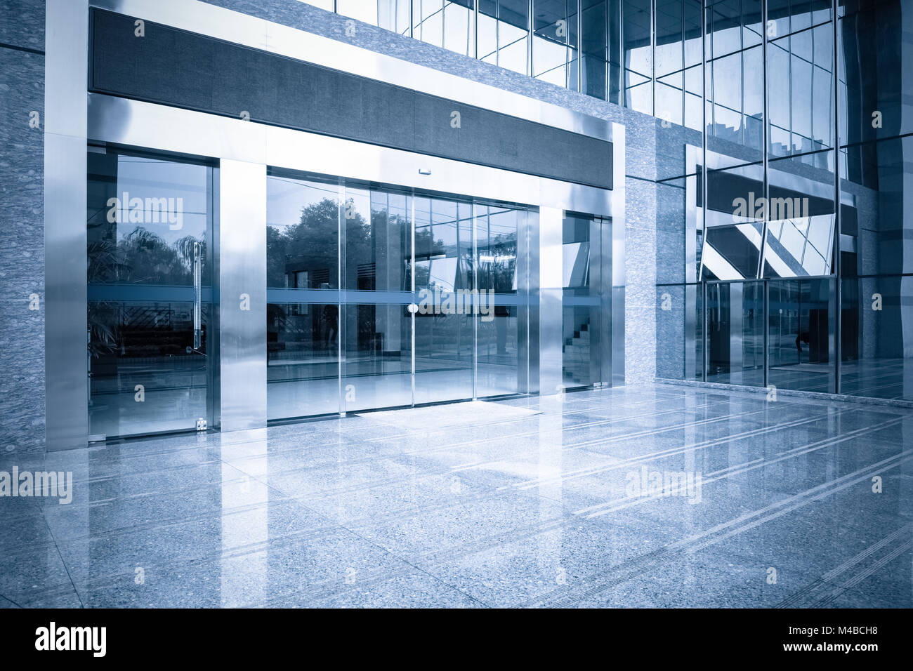 Büro gebäude Eingang und automatische Glastür Stockfoto