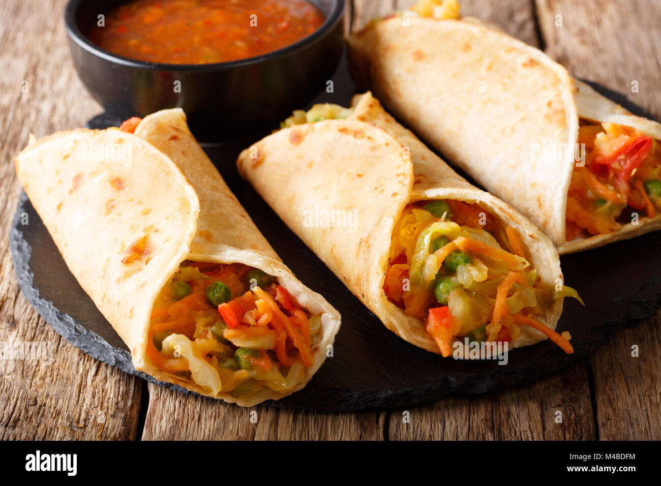 Indische Straße Veg roll Frankie gefüllt mit Gemüse close-up auf dem Tisch. Horizontale Stockfoto