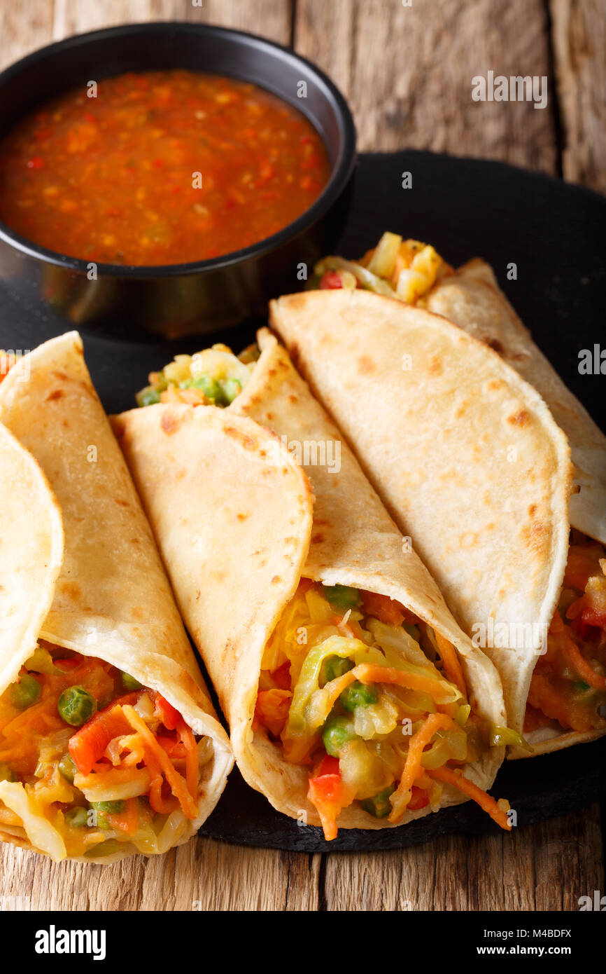 Indisches essen Frankies: Roti Rolle mit Gemüse in der Nähe gefüllt - auf den Tisch. Vertikale Stockfoto