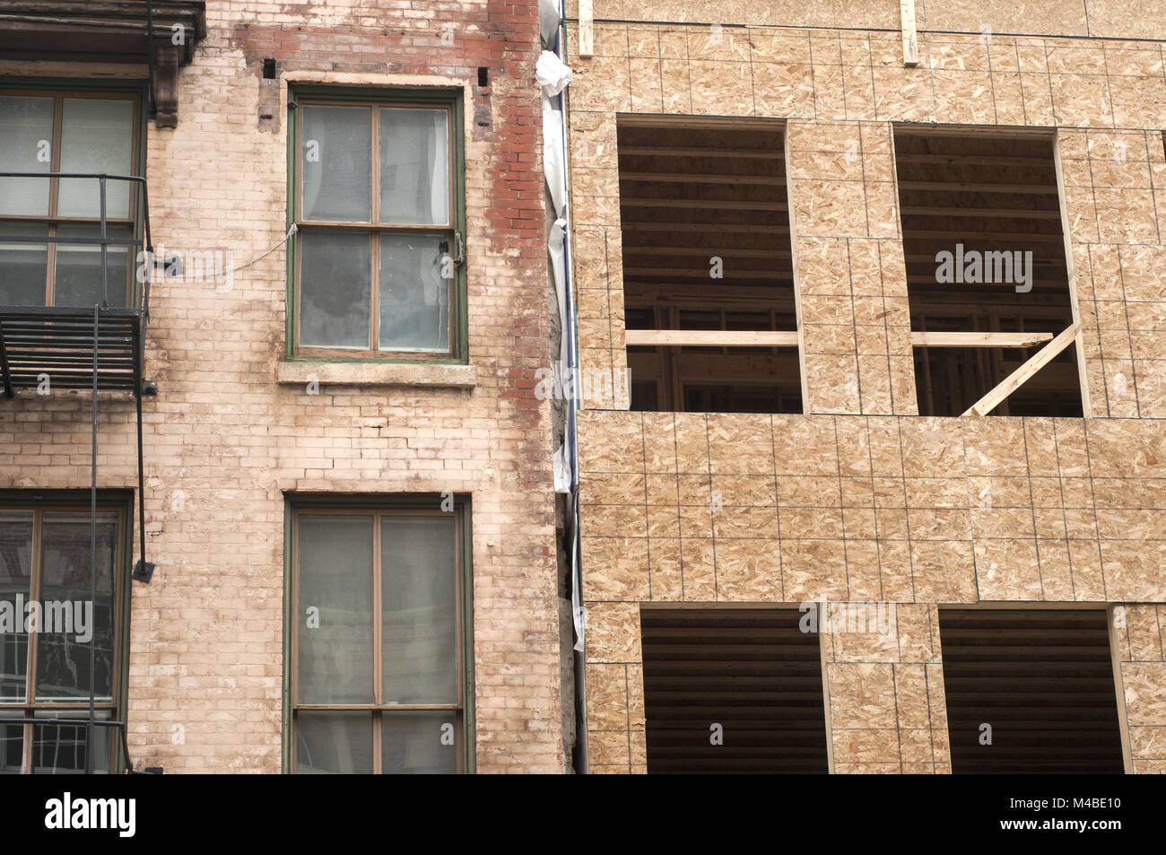 Alte Fassade und einen neuen in Bau Stockfoto