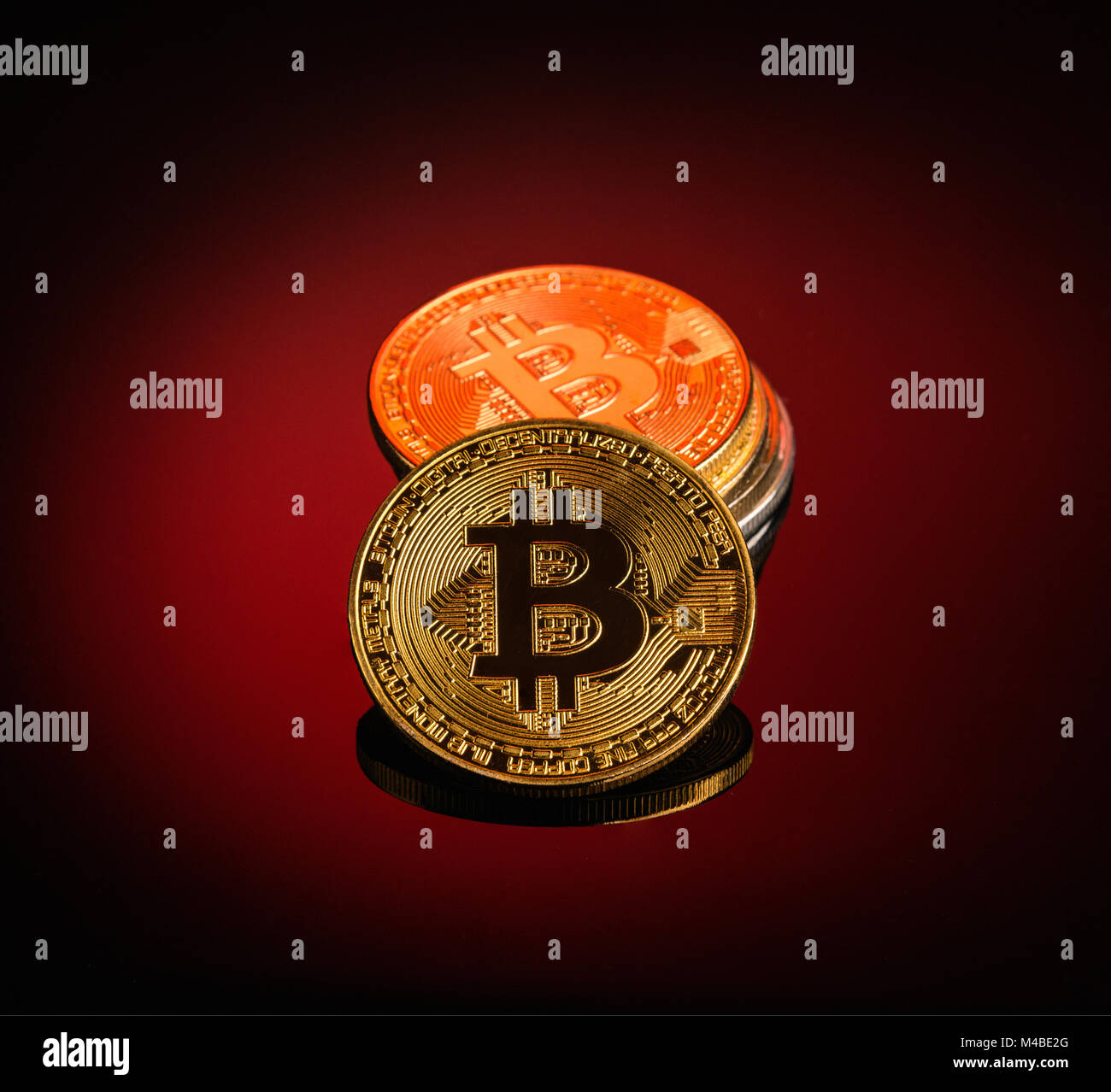 Stapel von Bitcoins auf dunklem Hintergrund rot Stockfoto