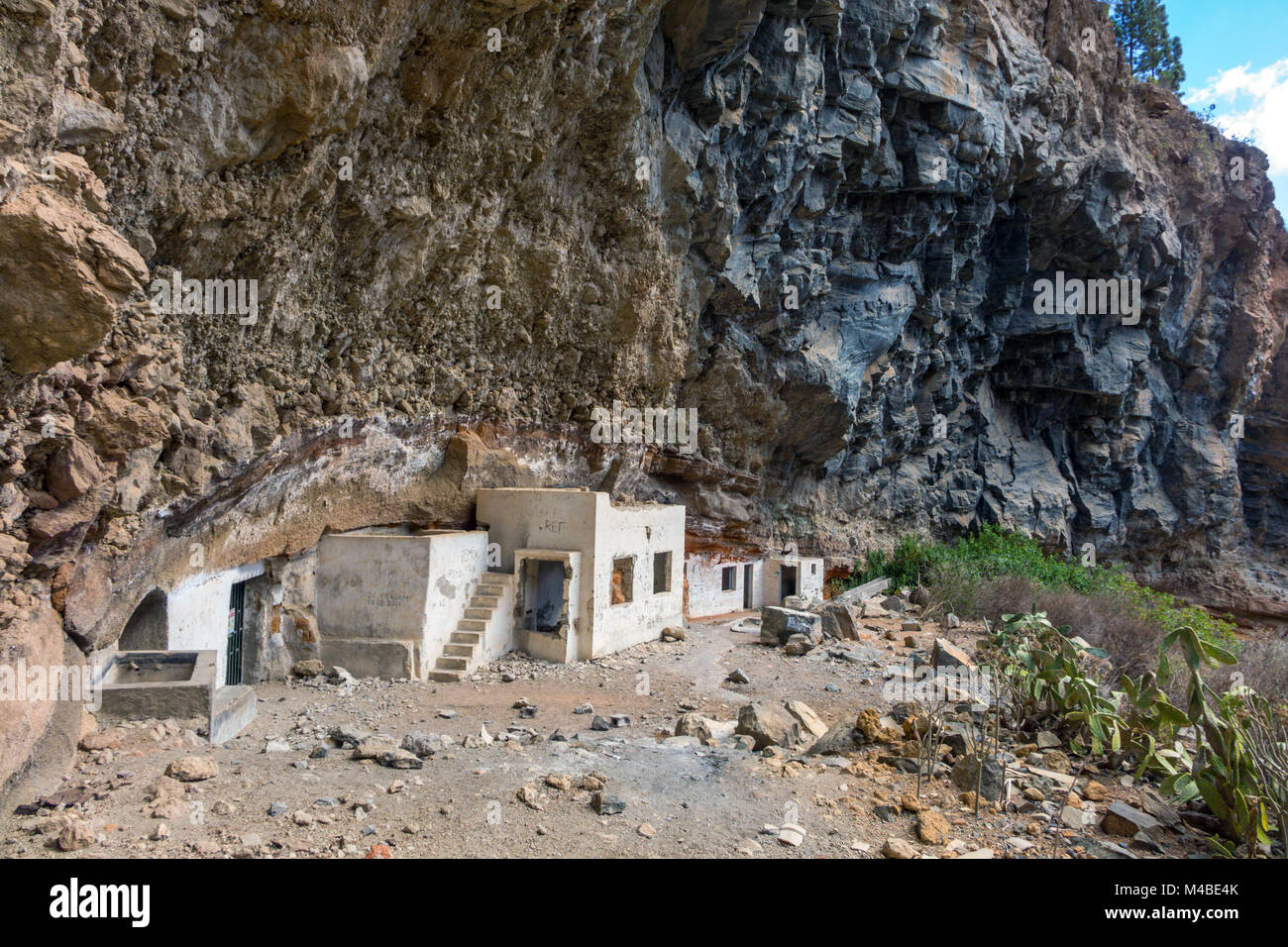 Alten, verlassenen weißen Pueblo art Gebäude unter Felsen, El Rio, Arico Teneriffa Stockfoto