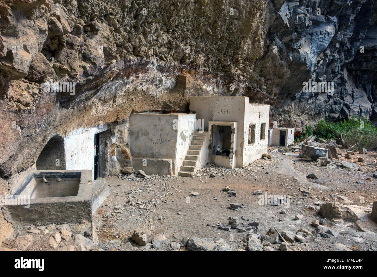 Alten, verlassenen weißen Pueblo art Gebäude unter Felsen, El Rio, Arico Teneriffa Stockfoto