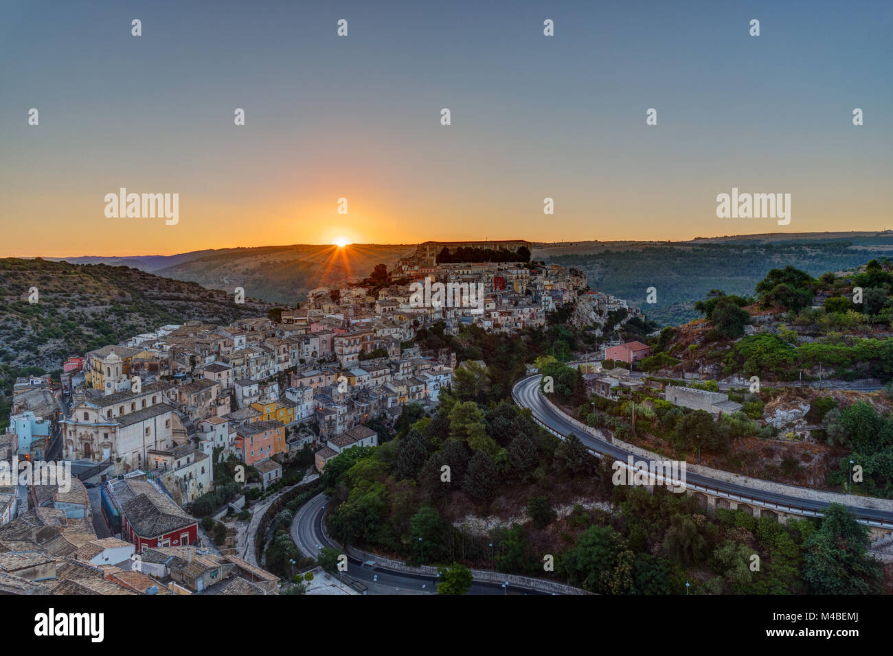 Die Sonne geht über Ragusa Ibla in Sizilien, Italien Stockfoto