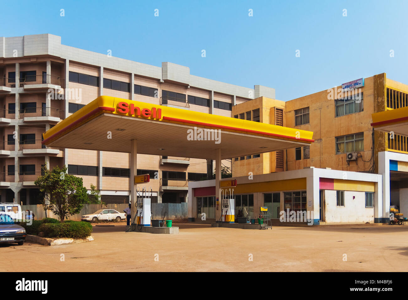 Eine Shell Tankstelle in der Innenstadt von Ouagadougou, Burkina Faso. Stockfoto