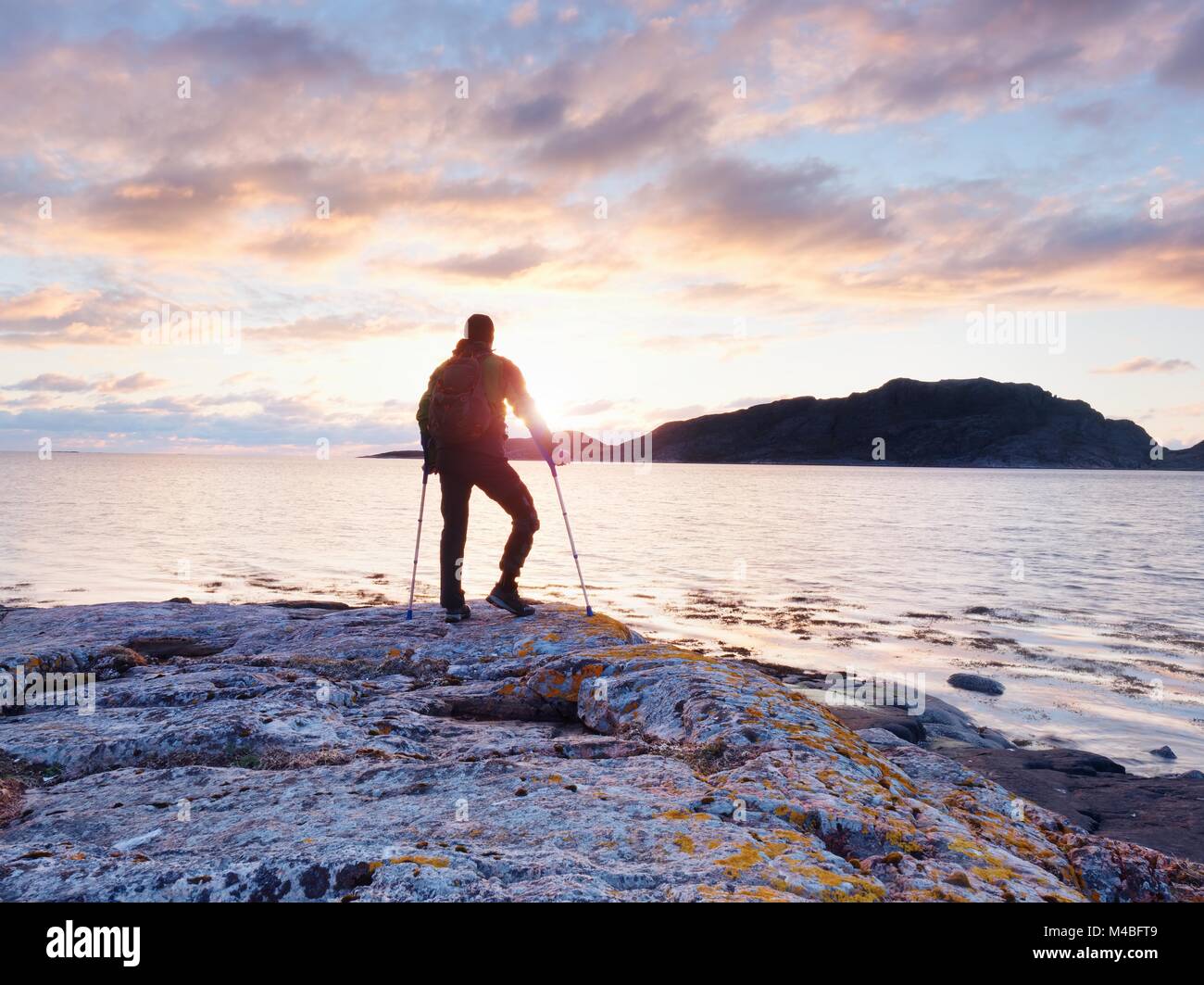 Deaktiviert verletzte Wanderer ist der Mensch allein feiern Befestigung der sein Ziel. Touristische stehen oder gehen zusammen Meerwasser Stockfoto