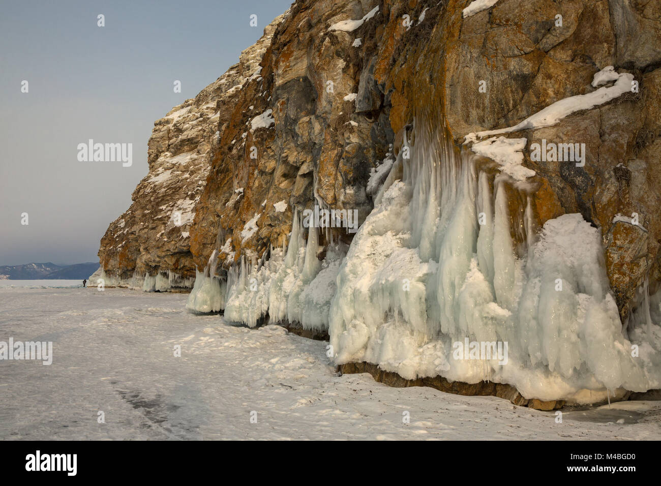 Schöne Eiszapfen auf Felsen. Winterlandschaft im Baikalsee. Stockfoto