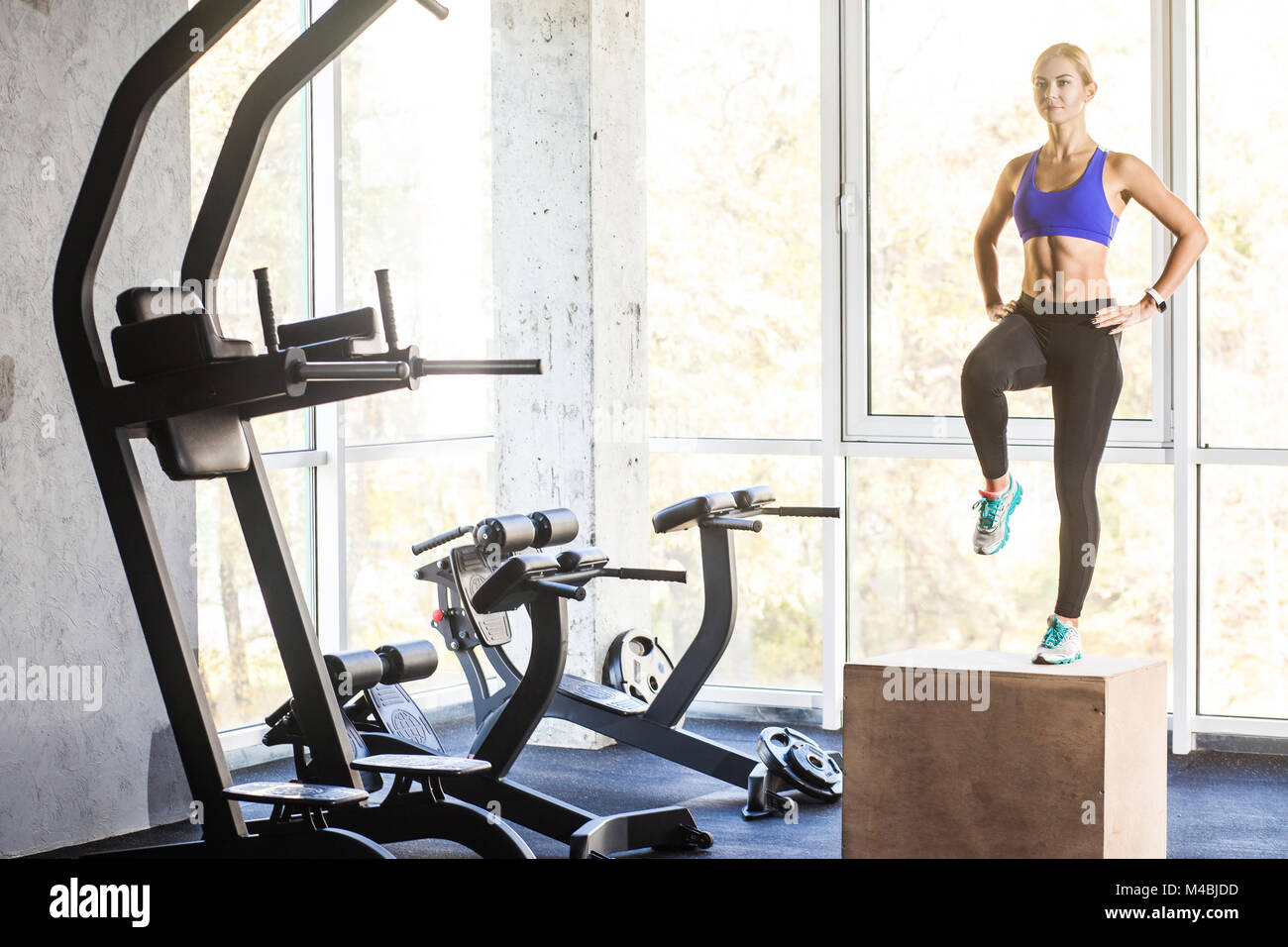 Cross fit Konzept. Frau in der Turnhalle Schritt auf. Studio shot Stockfoto