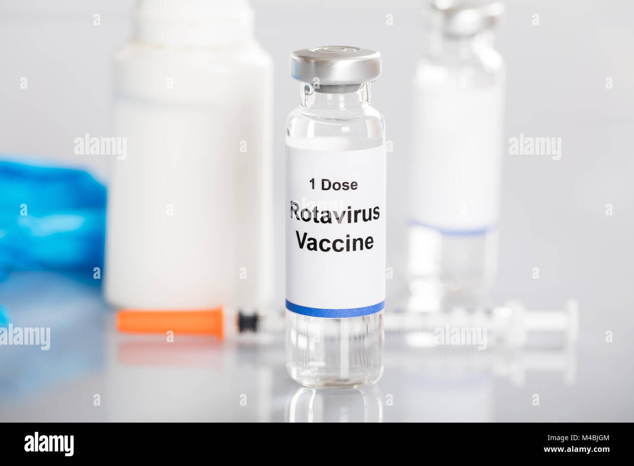 Close-up Rotavirus-impfstoff in Durchstechflasche mit anderen Arzneimitteln Stockfoto