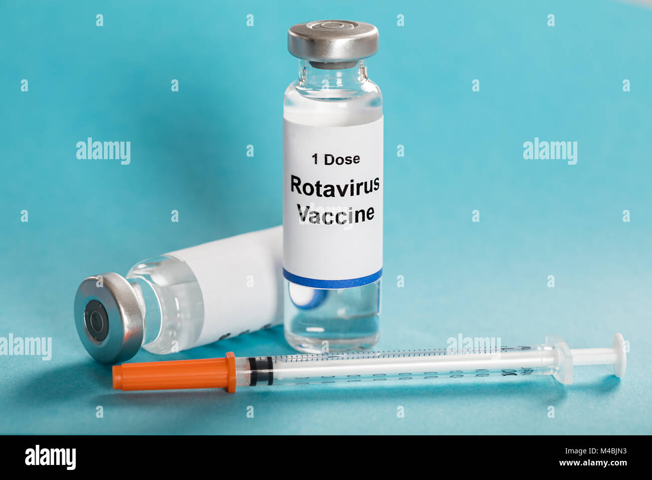 Rotavirus-impfstoff Durchstechflaschen mit Spritze über Türkis Hintergrund Stockfoto