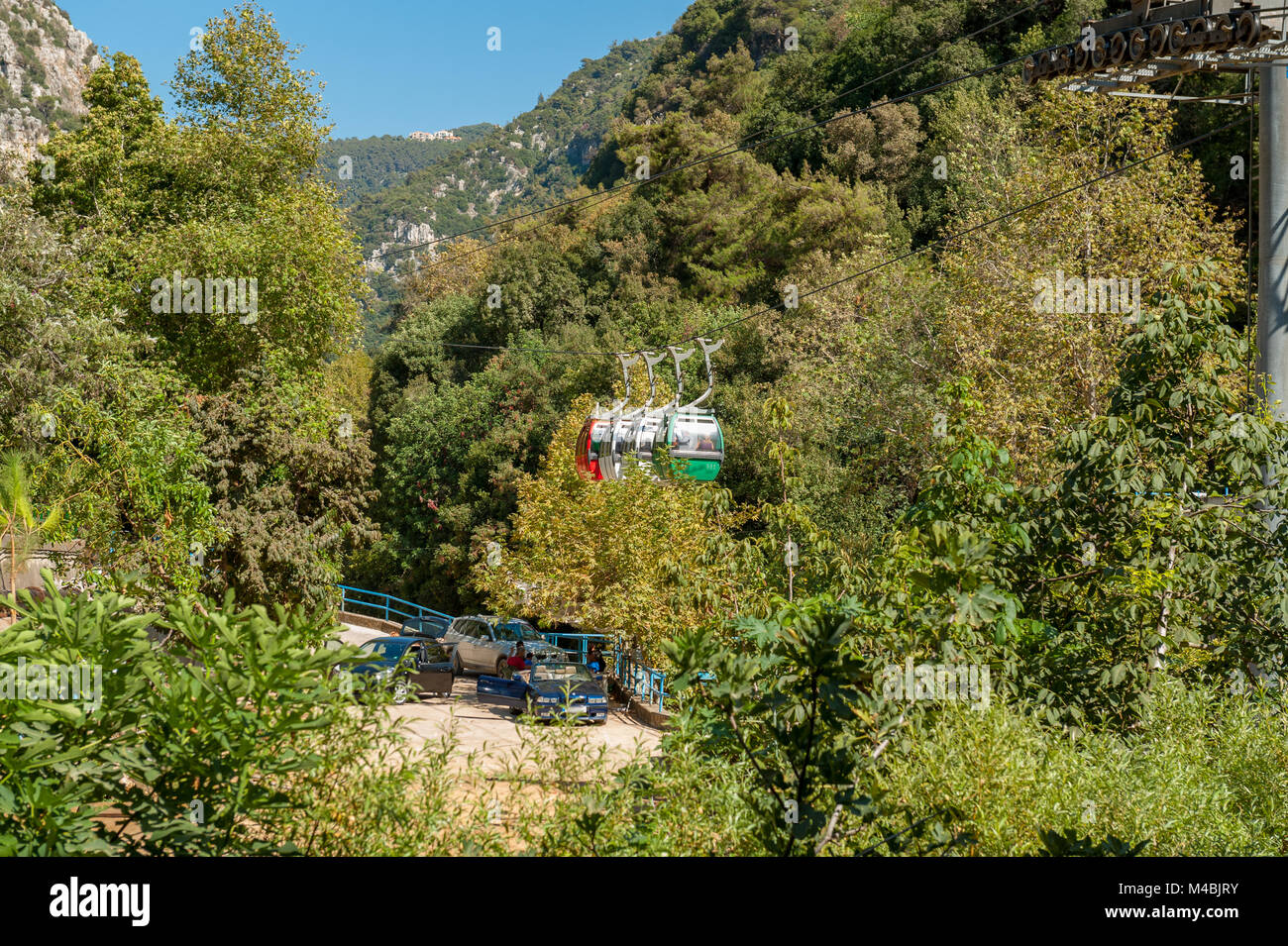 Jeita Grotto Seilbahn. Seilbahnen in der Nähe der Großen Grotte im Libanon. Ausflug in den Bergen. schöne Natur. Wunder der Welt. Zoo. Stockfoto