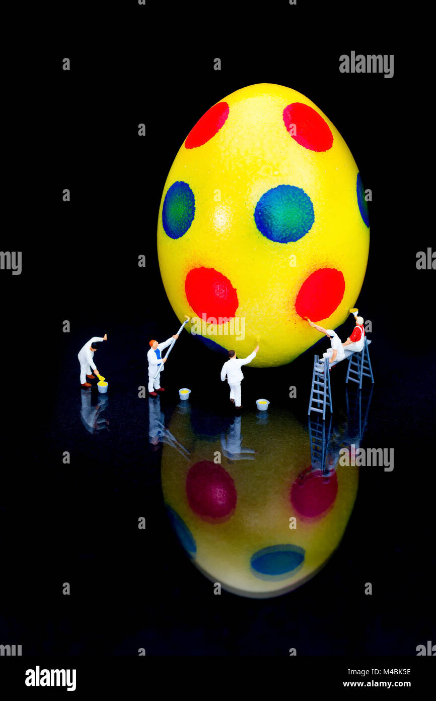 Minifigürchen Malerei Gelb Osterei auf Schwarz Stockfoto