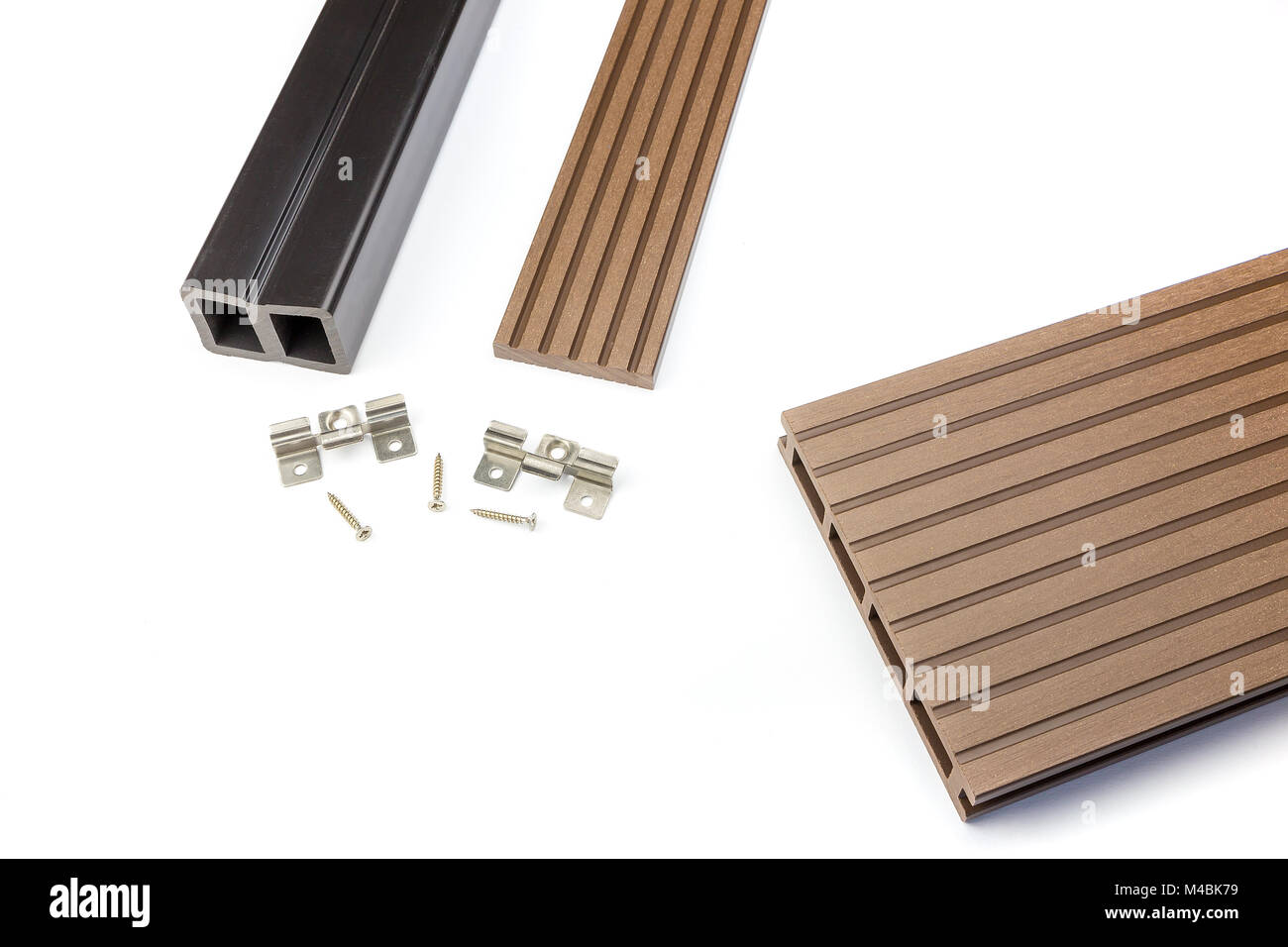 Braun Composite Decking board mit Befestigungsmaterial. Stockfoto