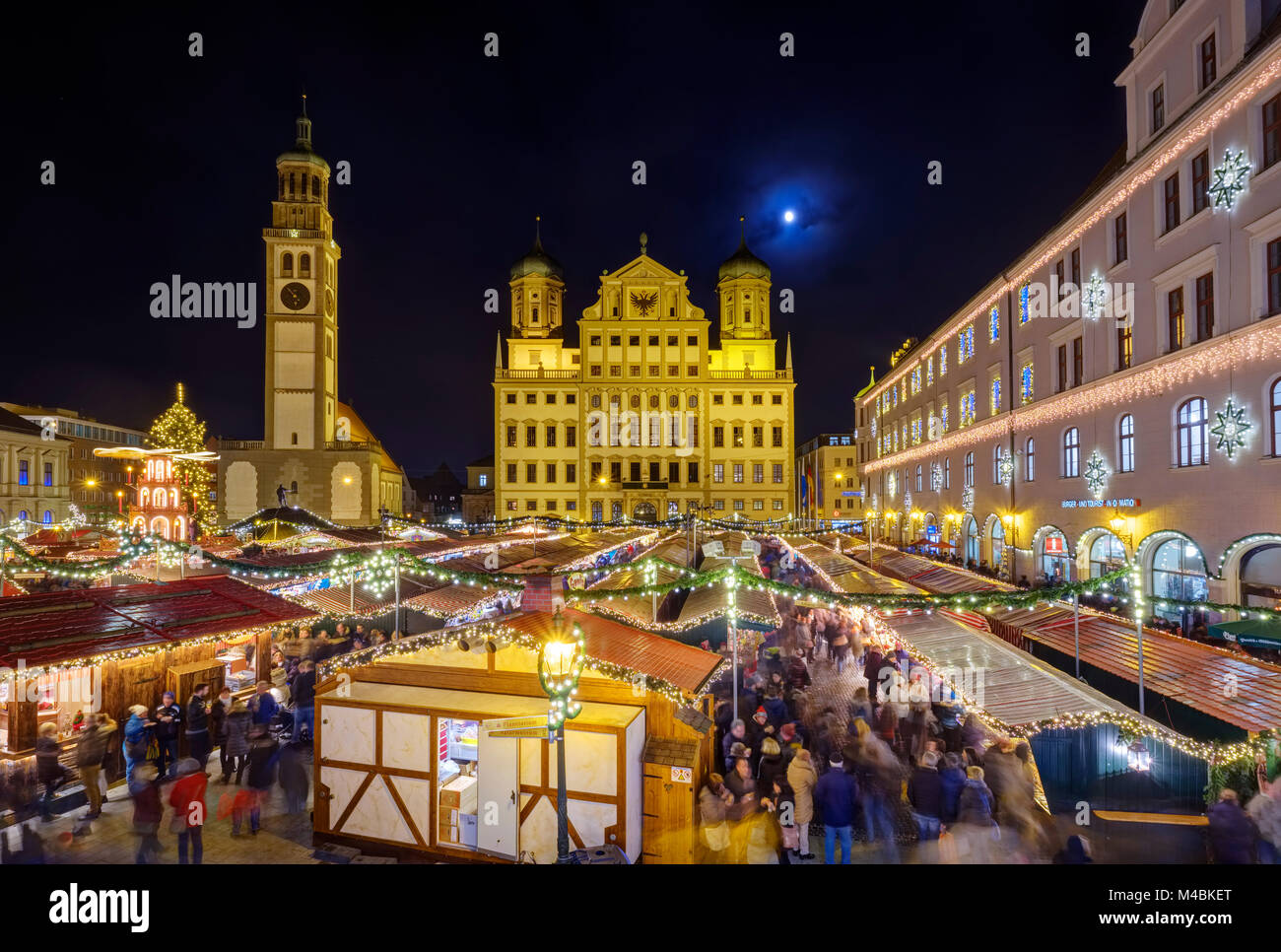 Weihnachtsmarkt, Perlach Tower und Rathaus, Rathausplatz, bei Nacht, Augsburg, Schwaben, Bayern, Deutschland Stockfoto
