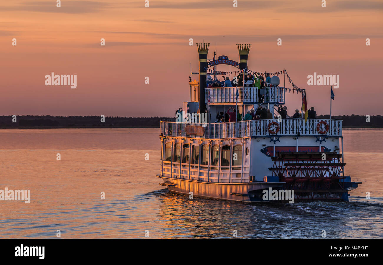 Abend Boddenfahrt mit der Schaufel rad Steamboat Stockfoto