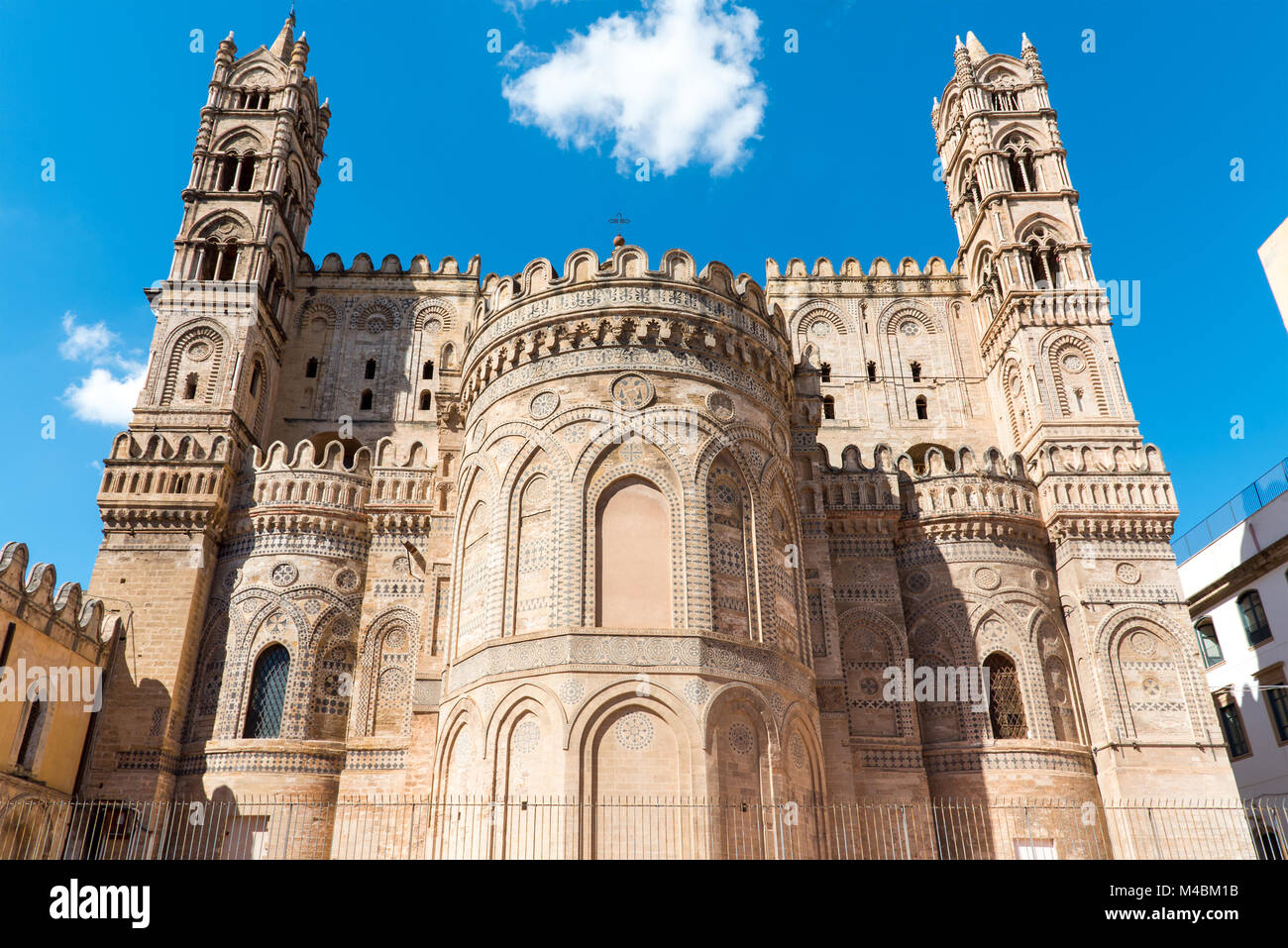 Rückseite der riesigen Kathedrale in Palermo, Sizilien Stockfoto