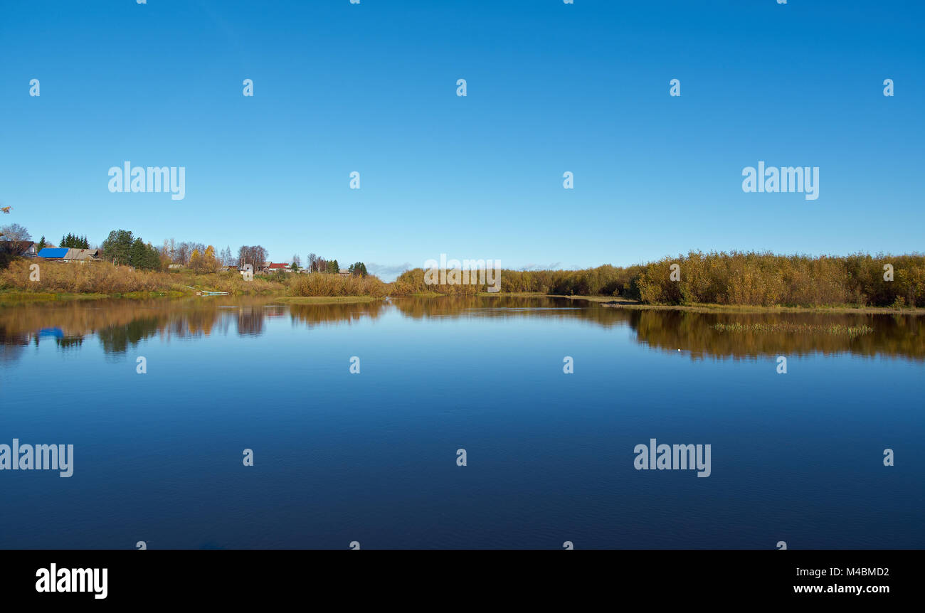 Fall River, spiegelt sich in dem Wasser Herbst Bäume. Stockfoto