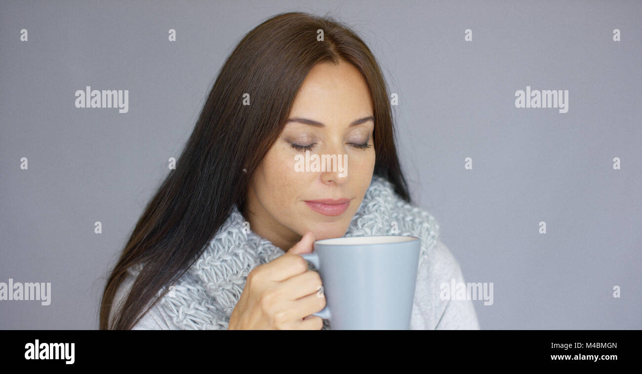 Schöne Brünette Frau mit einer Tasse heißes Getränk Stockfoto