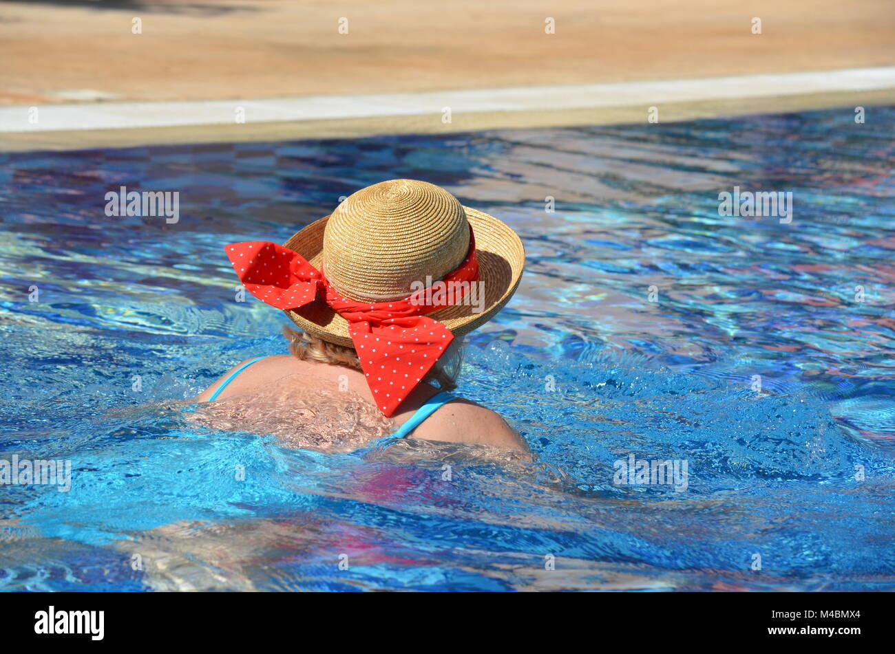 Eine aktive kaukasische Senior Frau Spaß im Pool im Urlaub in einem tropischen Vacation Resort in Varadero, Kuba. Stockfoto