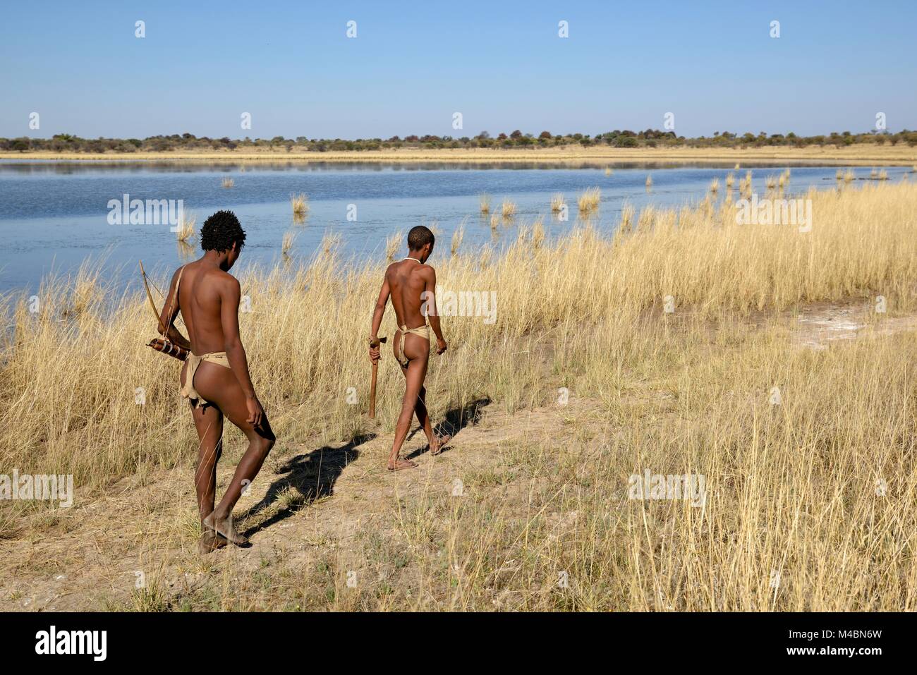 Buschmänner der Ju/'Hoansi-San auf traditionelle Jagd, Dorf //Xa/oba, in der Nähe von Tsumkwe, Otjozondjupa Region, Namibia Stockfoto