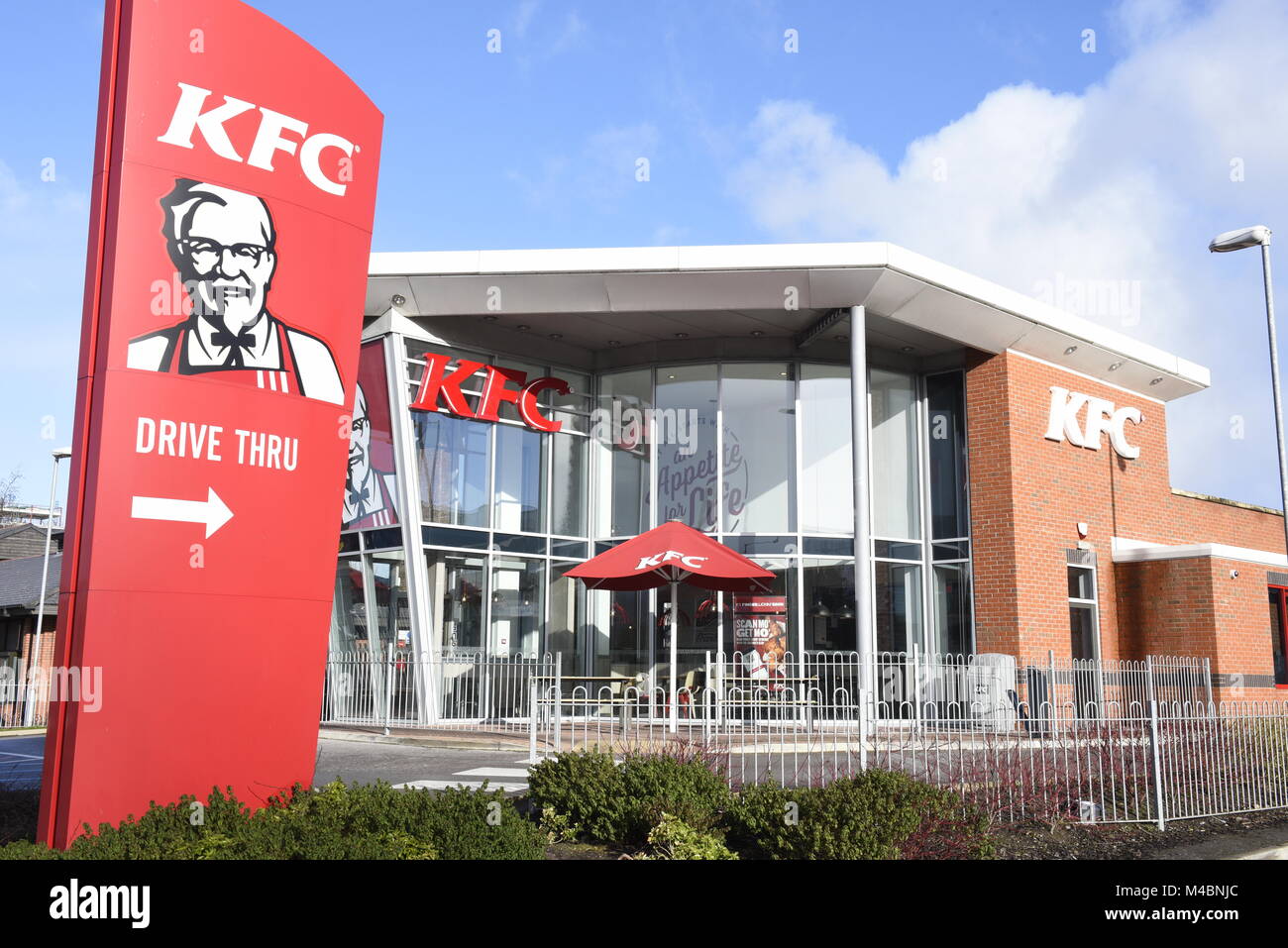 Ein KFC fahren Sie durch/THRU-Fast food in Liverpool, England, UK Stockfoto