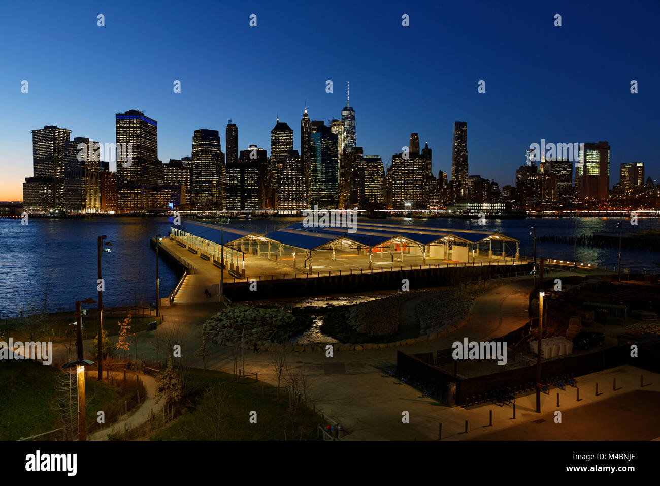 Blick auf Lower Manhattan von der Brooklyn Heights Promenade in der Abenddämmerung Stockfoto