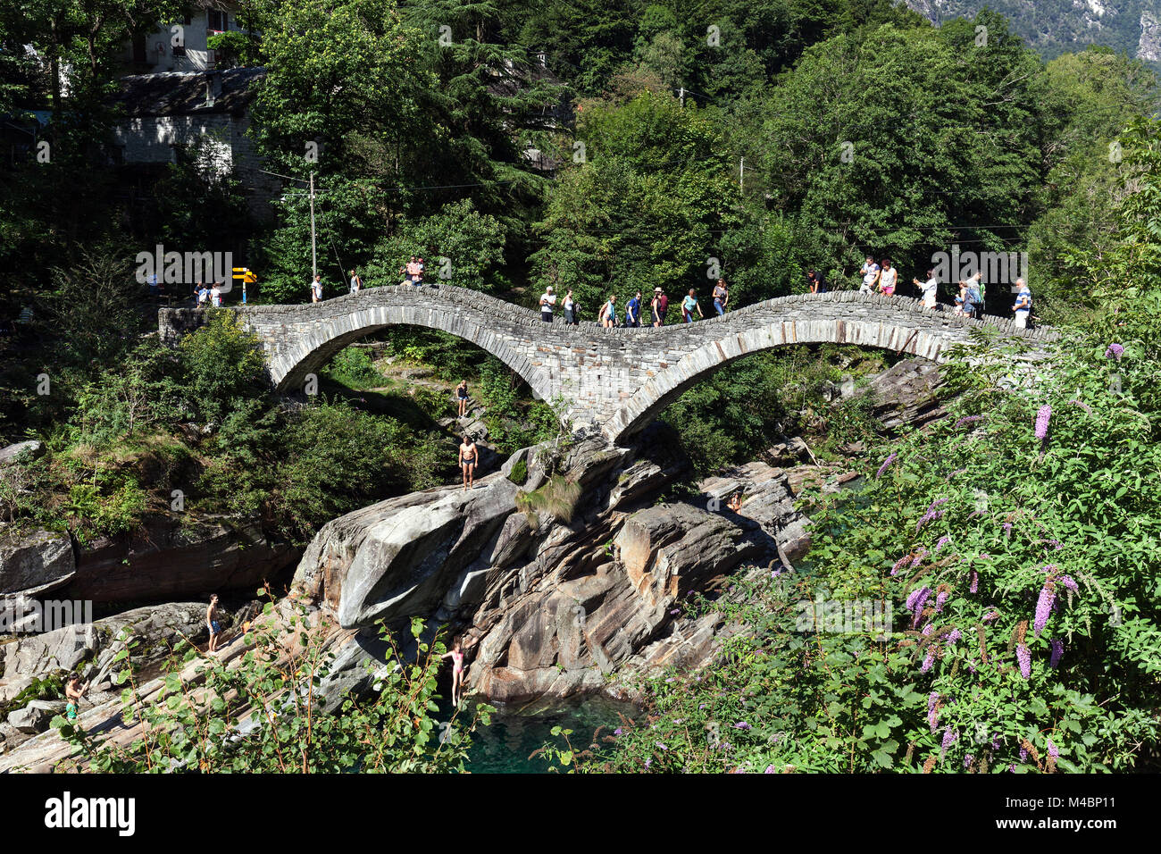 Alte römische Brücke Ponte dei Salti, Lavertezzo über Verzasca,  Verzascatal, Valle Verzasca, Tessin, Schweiz Stockfotografie - Alamy