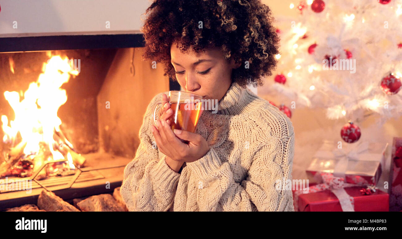 Junge Frau trinkt würzige Zitrone Tee Stockfoto