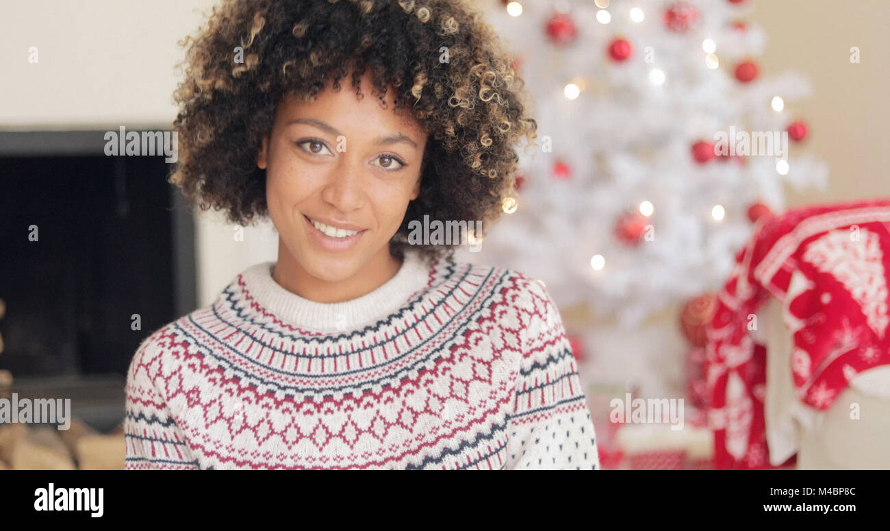 Attraktive junge Frau in Weihnachten Winter Mode Stockfoto