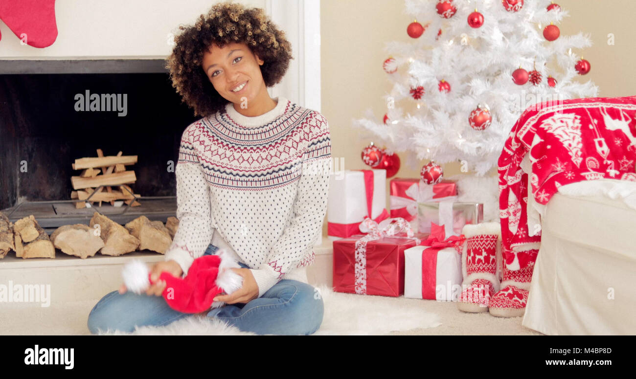 Lächelnde junge Frau mit einer Weihnachtsmütze Stockfoto