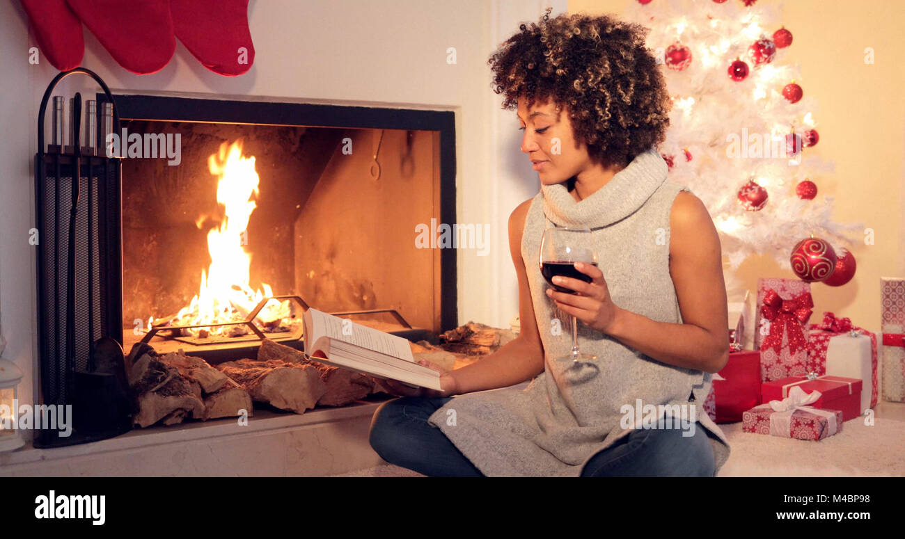 Junge Frau mit einem trinken Rotwein Stockfoto