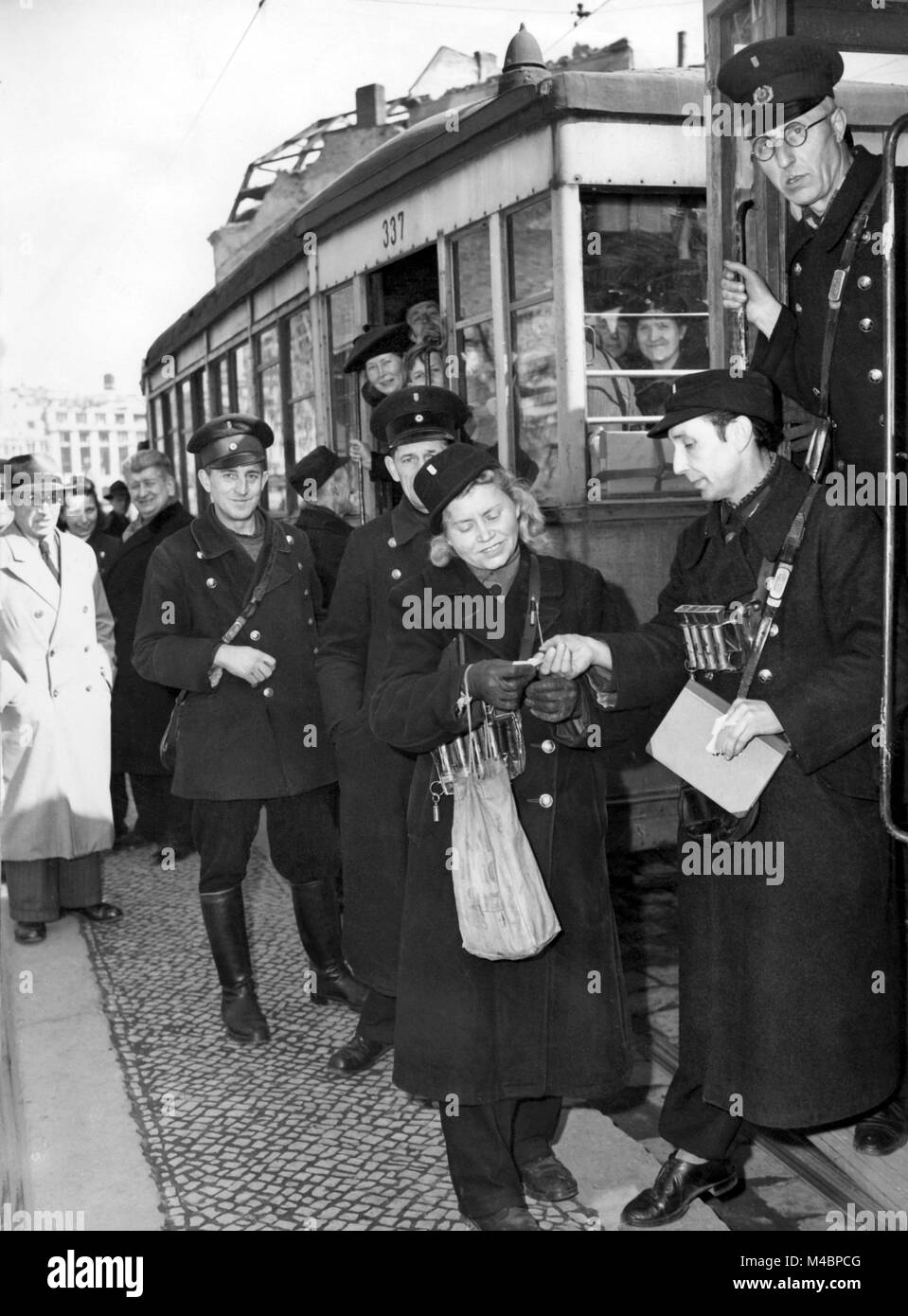 Leiter der Berliner Straßenbahn, 1940er Jahre Potsdamer Platz, Berlin, Deutschland Stockfoto