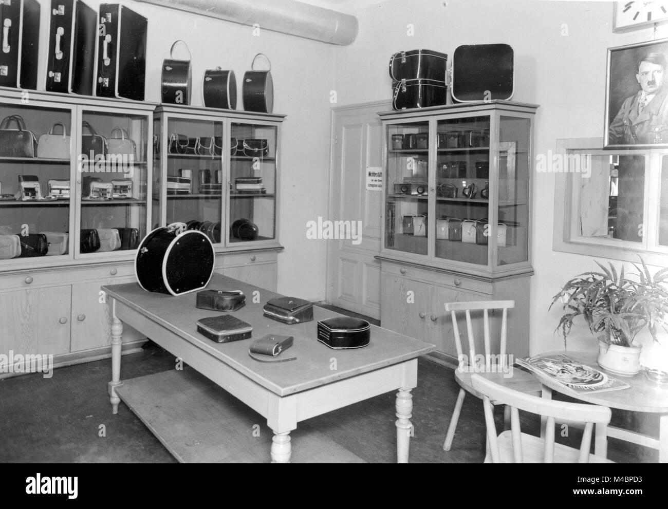 Koffer im Verkaufsraum mit Hitler Porträt an der Wand, Nationalsozialismus, 1941,1940 s, genaue Lage unbekannt, Deutschland Stockfoto