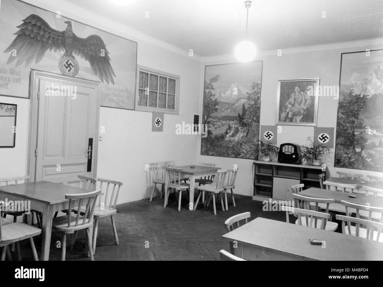 Lounge eines Unternehmens während der NS-Zeit Hitler Portrait und Hakenkreuz auf der Wand, 1940er Jahre, genaue Lage unbekannt, Deutschland Stockfoto