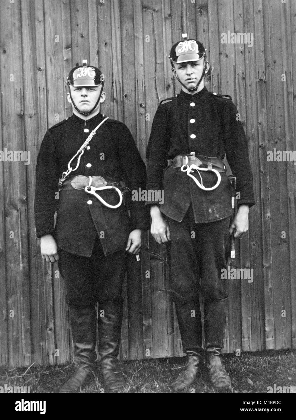 Feuerwehr oder Mine Rescue Service in Uniform, 1930er Jahre, genaue Lage unbekannt, Deutschland Stockfoto