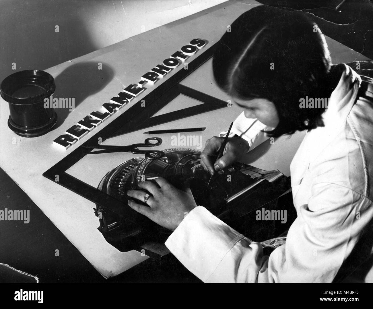 Werbung, Grafiker bei der Arbeit, 1940er Jahre, genaue Lage unbekannt, Deutschland Stockfoto