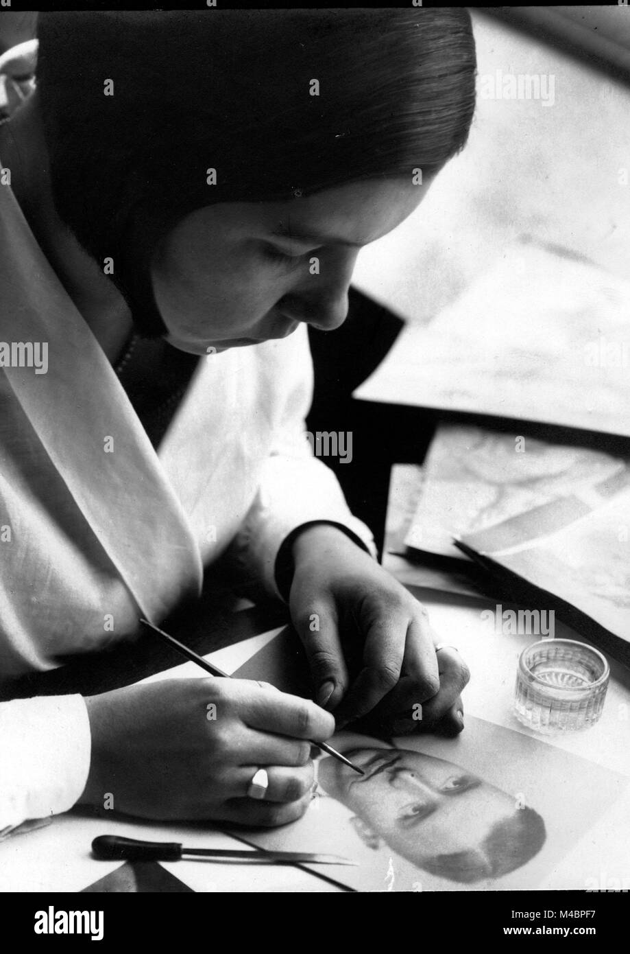 Werbung, Grafiker bei der Arbeit, Foto retuschieren, 1940er Jahre, genaue Lage unbekannt, Deutschland Stockfoto