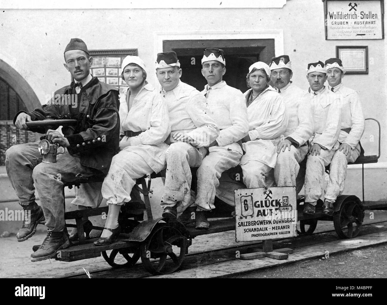 Arbeitnehmer auf dem Weg zur Mine, ca. 1920 s, Dürnberg Salzbergwerk, Deutschland Stockfoto