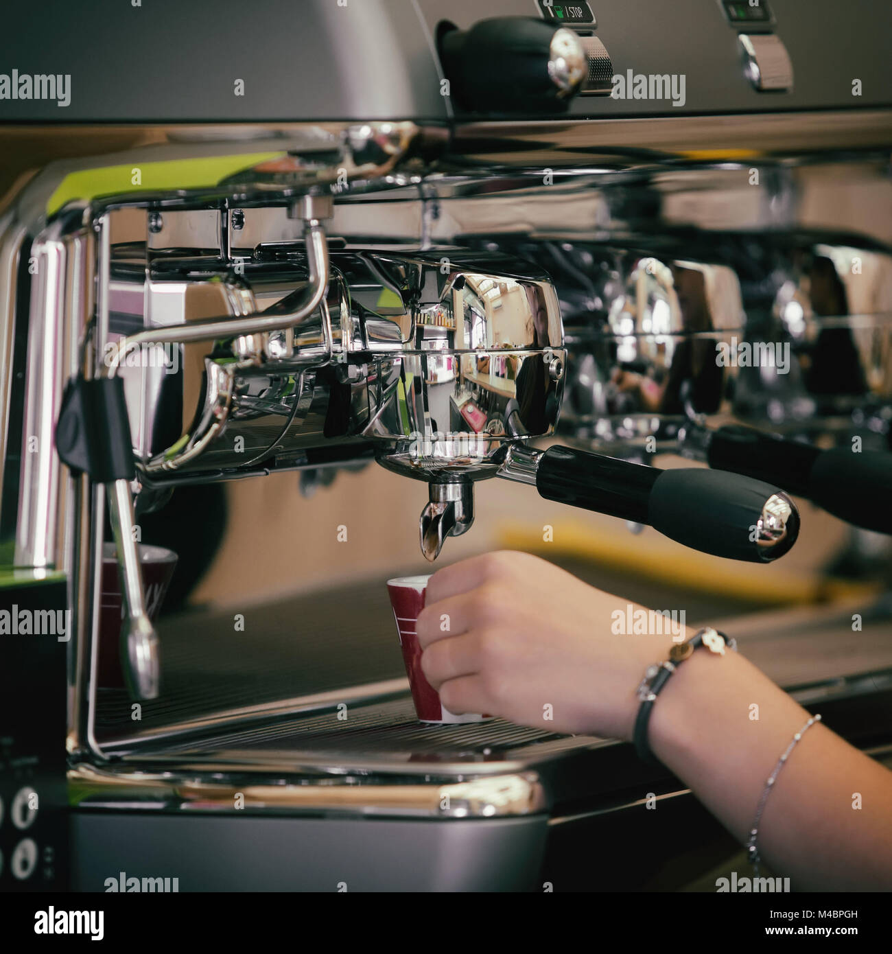 Barista bereitet Kaffee in seinem Coffeeshop; close-up Stockfoto