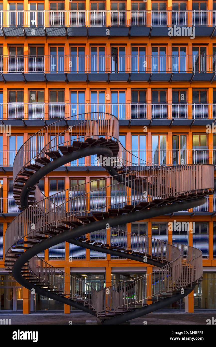Endlose Treppe, Doppelhelix, Skulptur des Künstlers Olafur Eliasson, Gebäude der Wirtschaftsprüfungsgesellschaft KPMG, München, Bayern Stockfoto
