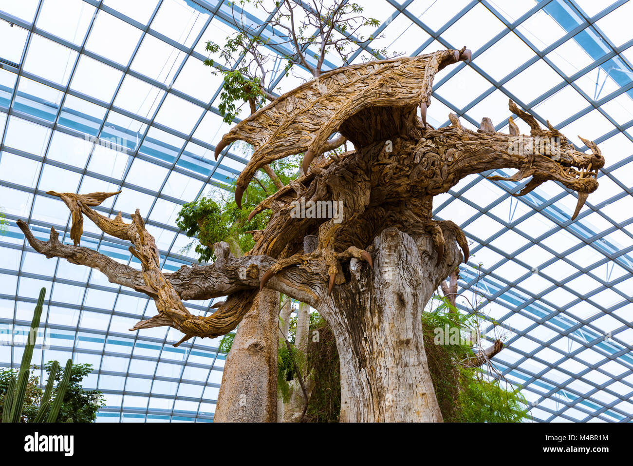 Drachen Statue an Gärten durch die Bucht in Singapur Stockfoto
