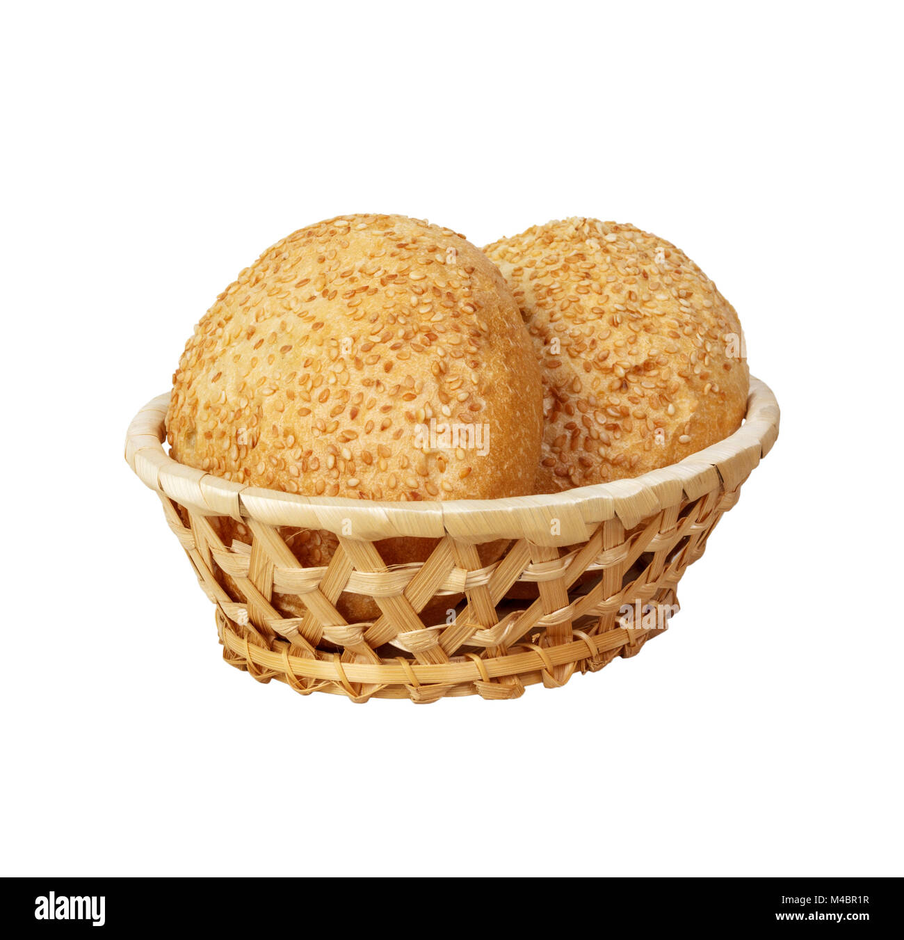 Ein frischer Obstkorb golden braun Hart verkrusteten Brötchen. Auf weissem Hintergrund. Stockfoto