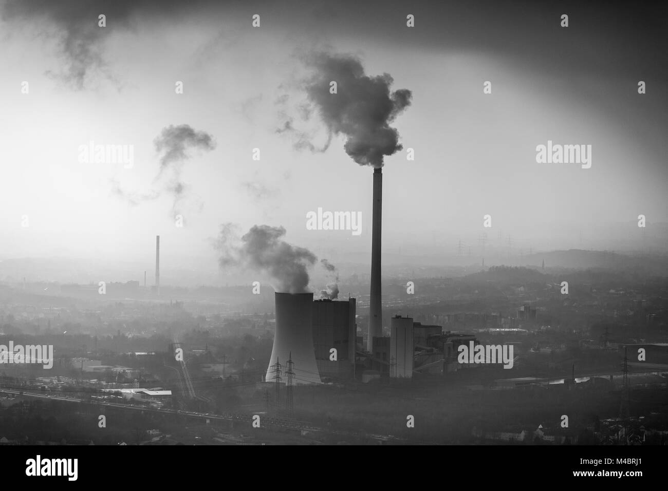 STEAG-Heizkraftwerk Herne, Kohlekraftwerk mit Rauch Wolke im Dunst vor industriekulisse, Herne Stockfoto