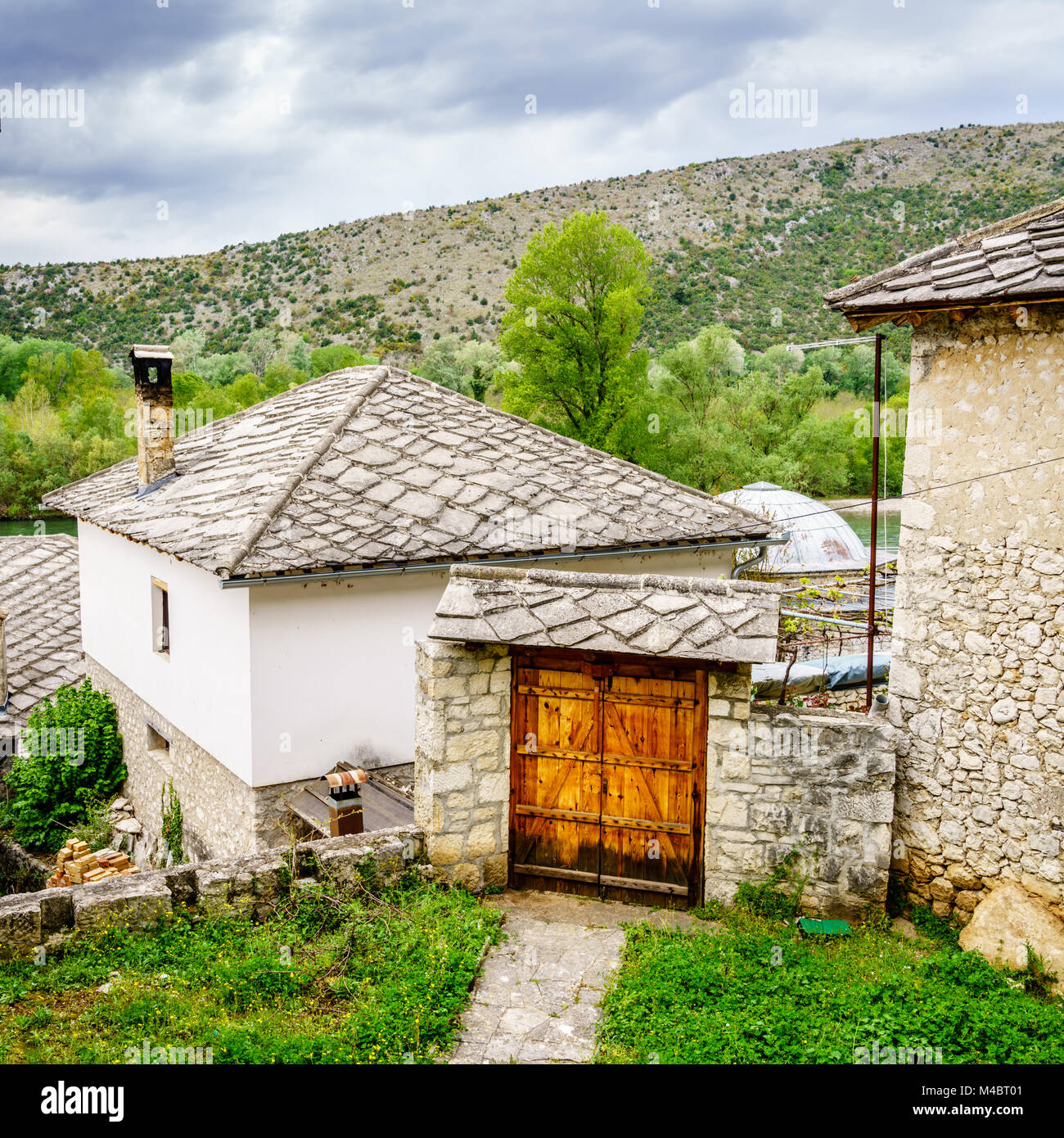 Blick auf den Innenhof in einem alten bosnischen Dorf Stockfoto