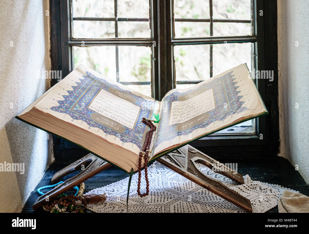 Open Quran Buch an ein Derwisch Kloster in Bosnien Stockfoto