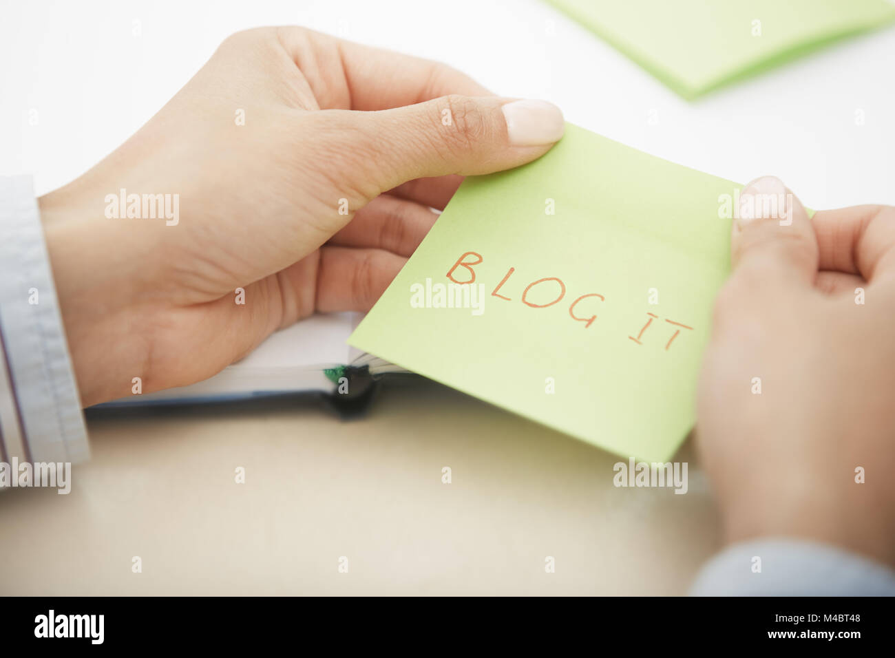 Blog es Text auf Kleber Hinweis Stockfoto