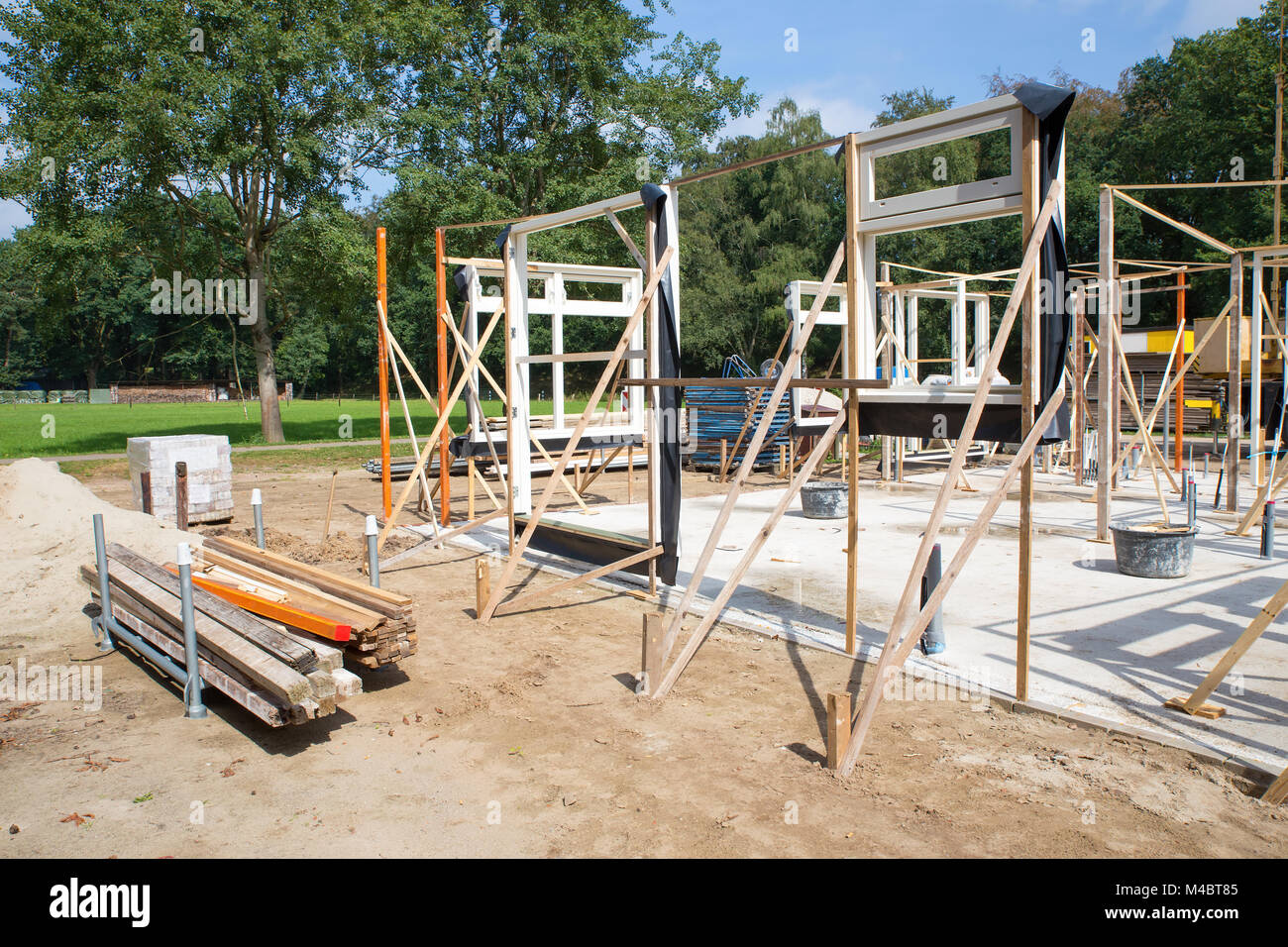 Vertikalen Fenster- und Türrahmen außerhalb Stockfoto