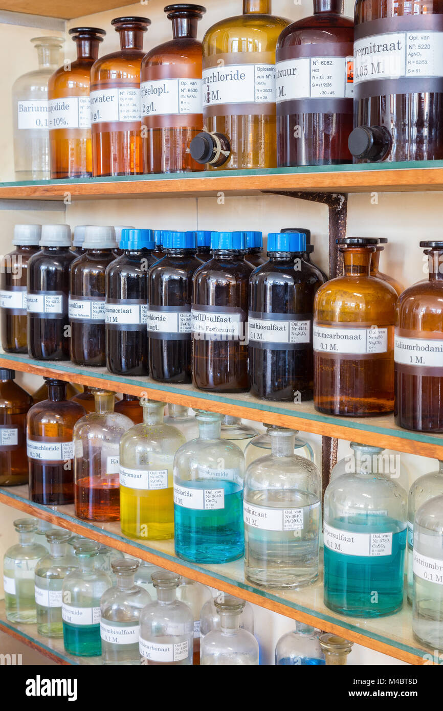 Zeilen von flüssigen Chemikalien in Flaschen bei Chemie Bildung Stockfoto